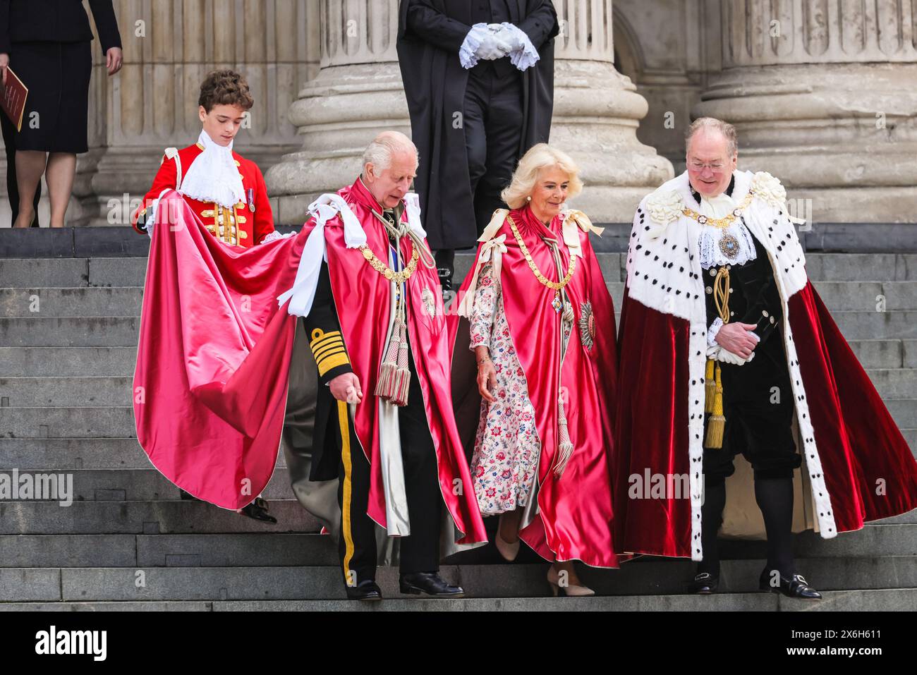 Londres, Royaume-Uni. 15 mai 2024. Le roi et la reine, accompagnés du roi page d'honneur Lord Oliver Cholmondeley, avec le lord maire de la ville de Londres Michael Mainelli, quittent la cathédrale Saint-Paul après le service. Leurs Majestés le roi Charles III et la reine Camilla assistent aujourd'hui à un service de dédicace pour l'ordre de l'Empire britannique à la cathédrale Saint-Paul de Londres. Le service cérémoniel est suivi par les titulaires des prix de l'ordre, ainsi que de nombreux autres. Crédit : Imageplotter/Alamy Live News Banque D'Images