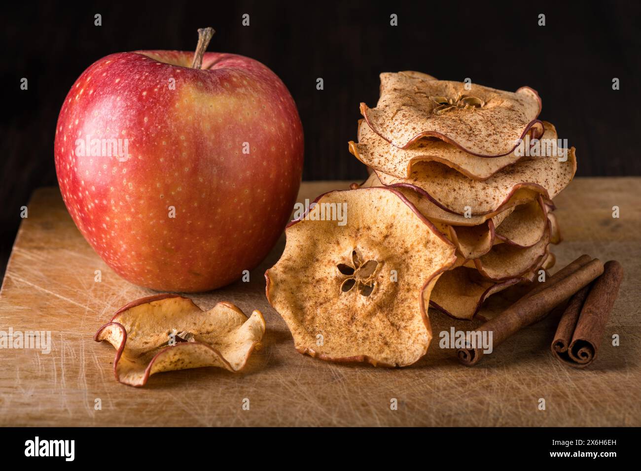 au premier plan, tranches de pommes séchées maison aromatisées à la cannelle Banque D'Images