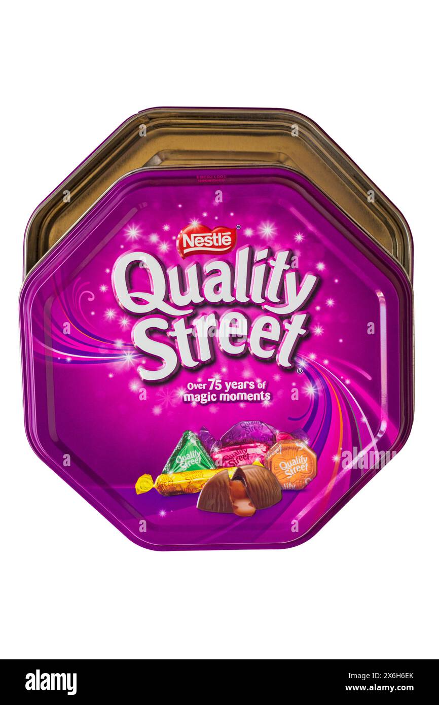 Vide Nestlé Quality Street Chocolates bonbons en métal boîte isolée sur fond blanc - tout parti, mangé tous les concept Banque D'Images