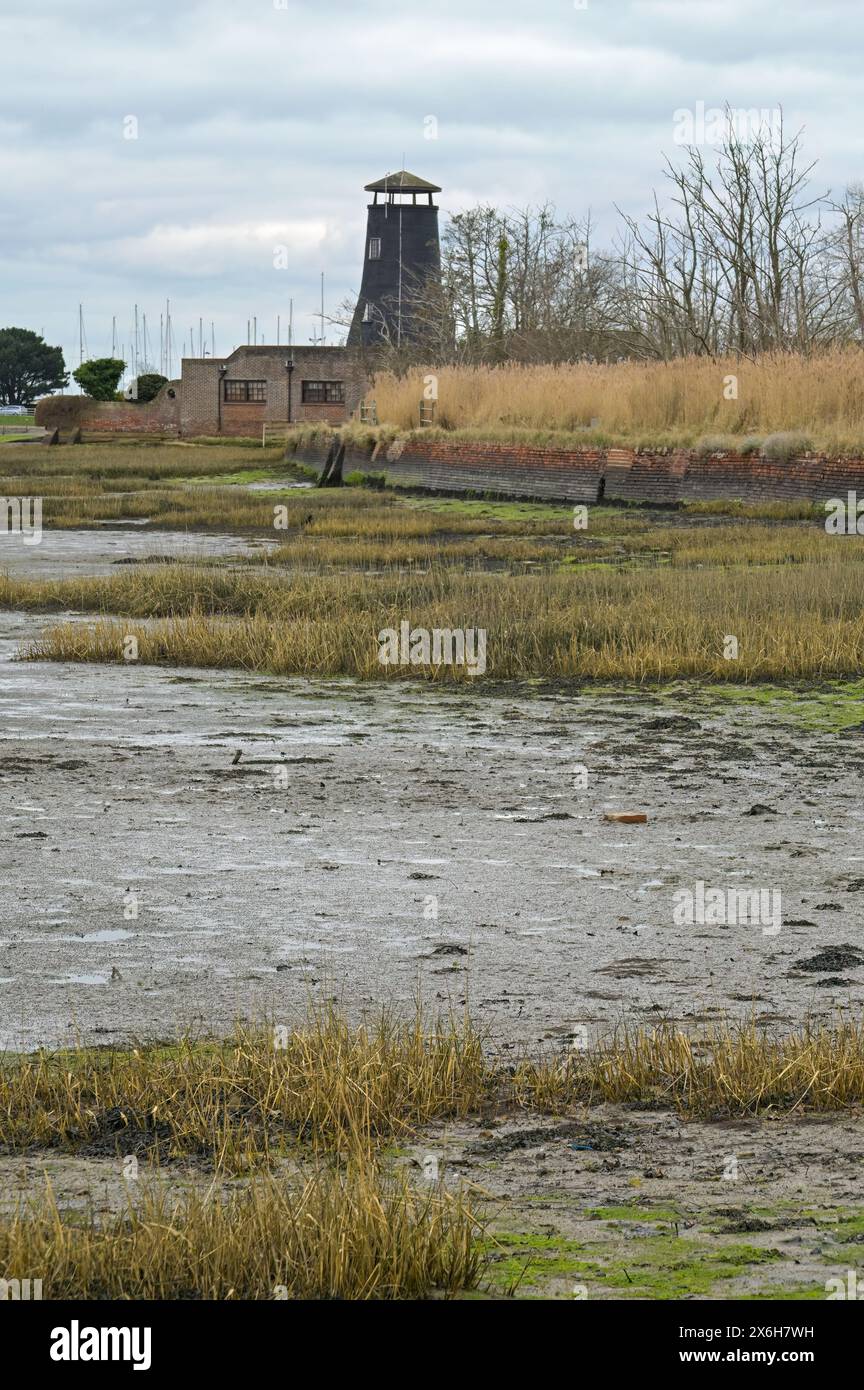 Le Royal Oak public House et Langstone Mill sur le rivage au sommet du port de Langstone, Havant, Hants Angleterre, Royaume-Uni Banque D'Images