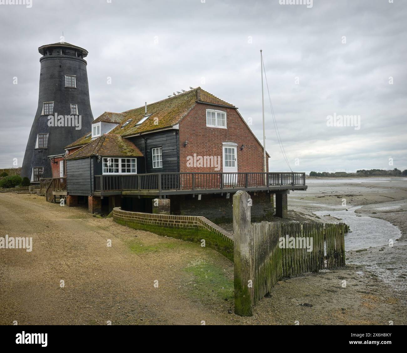 Le Royal Oak public House et Langstone Mill sur le rivage au sommet du port de Langstone, Havant, Hants Angleterre, Royaume-Uni Banque D'Images