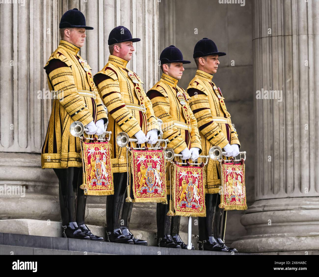 Londres, Royaume-Uni. 15 mai 2024. Trompettistes d'État de la bande de la cavalerie domestique. Les préparatifs sont en cours, avec des gardes de cérémonie, des superfans royaux et des spectateurs attendant l'arrivée du roi et de la reine. Leurs Majestés le roi Charles III et la reine Camilla assistent aujourd'hui à un service de dédicace pour l'ordre de l'Empire britannique à la cathédrale Saint-Paul de Londres. Le service cérémoniel est suivi par les titulaires des prix de l'ordre, ainsi que de nombreux autres. Crédit : Imageplotter/Alamy Live News Banque D'Images