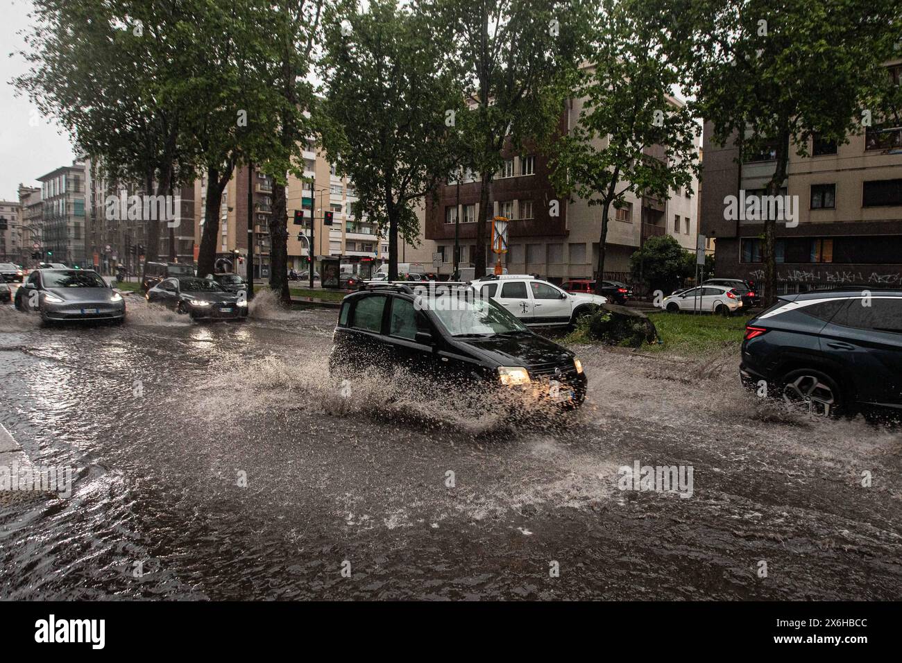 Milan, Italie. 15 mai 2024. Maltempo fuoriuscita Seveso in Viale Lunigiana incrocio via Melchiorre GioiaMilano, Italia - Cronaca Martedì, 15 Maggio, 2024. (Foto di Marco Ottico/Lapresse) mauvais temps Viale Lunigiana via Melchiorre Gioia Milan, Italie - Actualités mardi, 15 mai, 2024. (Photo de Marco Ottico/Lapresse) crédit : LaPresse/Alamy Live News Banque D'Images