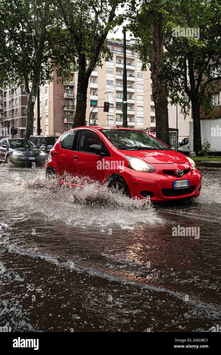 Milan, Italie. 15 mai 2024. Maltempo fuoriuscita Seveso in Viale Lunigiana incrocio via Melchiorre GioiaMilano, Italia - Cronaca Martedì, 15 Maggio, 2024. (Foto di Marco Ottico/Lapresse) mauvais temps Viale Lunigiana via Melchiorre Gioia Milan, Italie - Actualités mardi, 15 mai, 2024. (Photo de Marco Ottico/Lapresse) crédit : LaPresse/Alamy Live News Banque D'Images