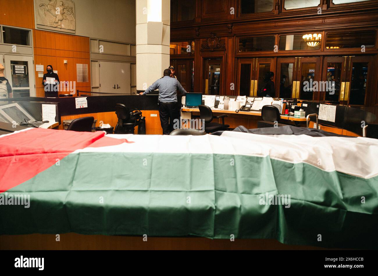 New York, États-Unis. 14 mai 2024. Les étudiants diplômés de CUNY créent un nouveau campement au baccalauréat CUNY pour des études uniques et interdisciplinaires le 14 mai 2024 à New York, NY. Des manifestants se sont rassemblés sur les campus universitaires dans tout le pays pour soutenir les Palestiniens de Gaza et appeler à un cessez-le-feu. (Photo de Brendan Rains/Sipa USA) crédit : Sipa USA/Alamy Live News Banque D'Images