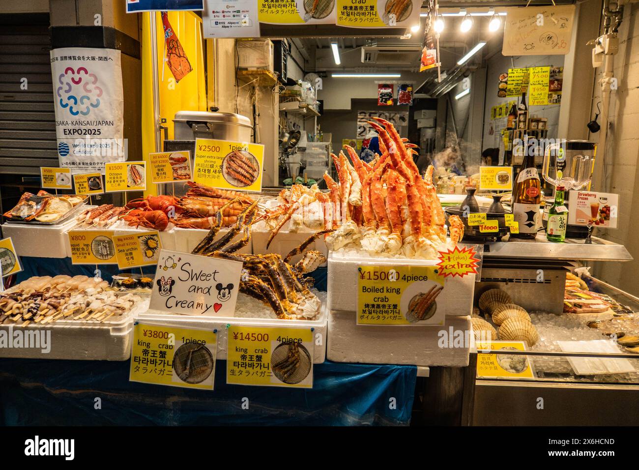 Fruits de mer frais à vendre au marché Kuromon Ichiba, Osaka, Japon Banque D'Images