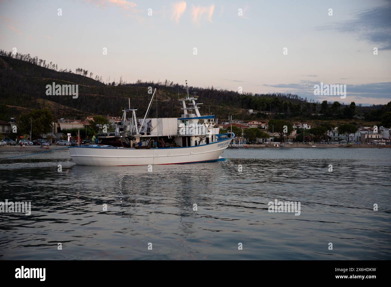 Île d'Evia, Pefki, Grèce - 8 août 2023 : bateau de pêche naviguant en mer sur l'île d'Evia en Grèce Banque D'Images