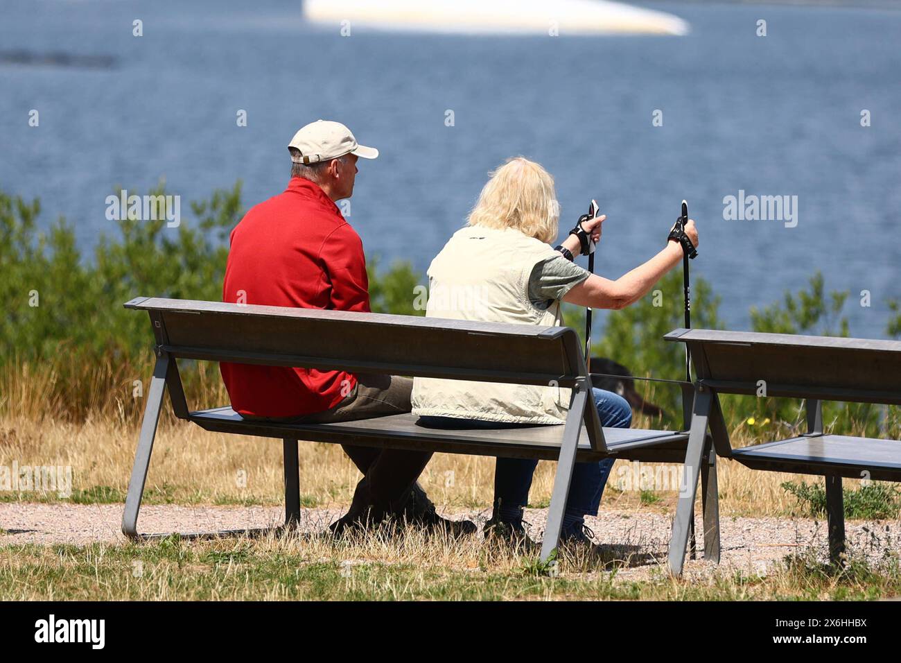 2 Senioren auf einer Parkbank Norderstedt Schleswig-Holstein Deutschland *** 2 personnes âgées sur un banc de parc Norderstedt Schleswig Holstein Allemagne Copyright : xLobeca/RHx Banque D'Images