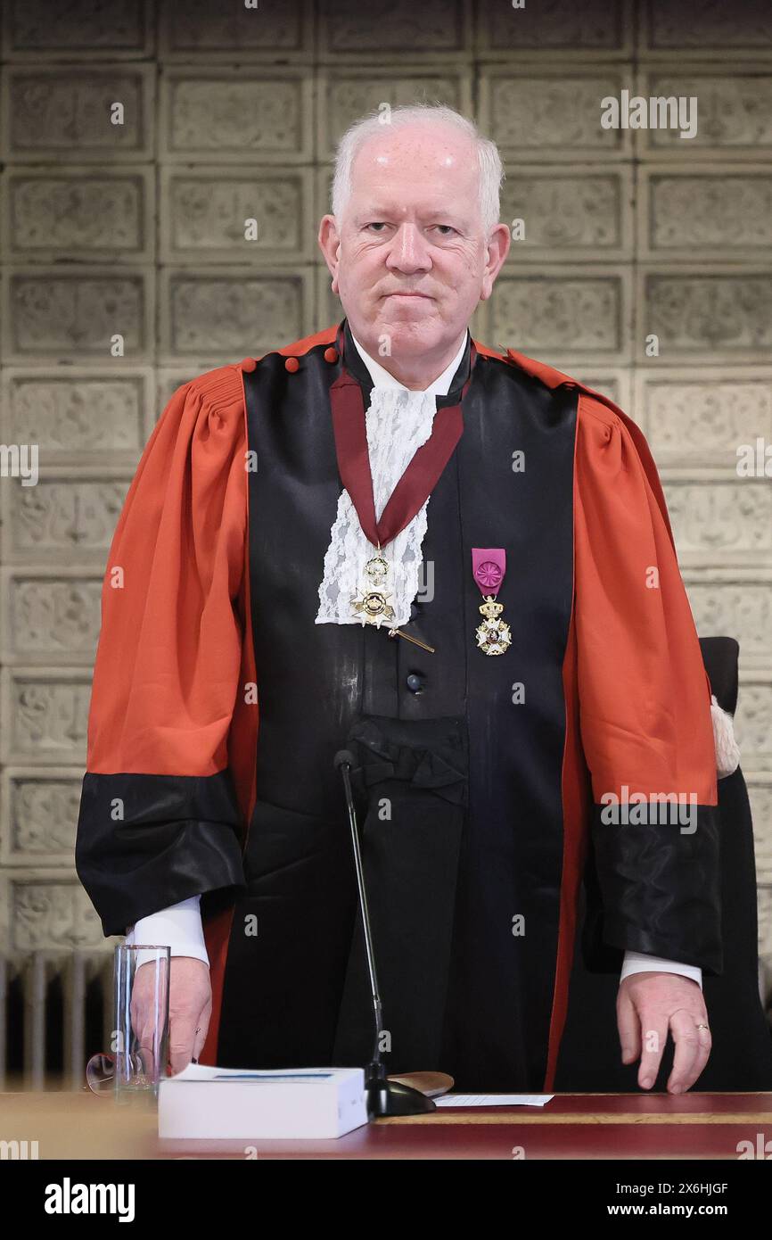 Le président de la cour Philippe Gorle photographié lors de la constitution du jury pour le procès de Davin et bouton, devant la Cour d'assises de Liège, mercredi 15 mai 2024, à Liège. Davin et bouton sont accusés de meurtre, avec racisme ou homophobie comme circonstance aggravante, de Mbaye Wade (43). La victime a été poignardée quinze fois avec un couteau lors d'un rendez-vous homosexuel dans la soirée du 17 septembre 2020. BELGA PHOTO BRUNO FAHY Banque D'Images