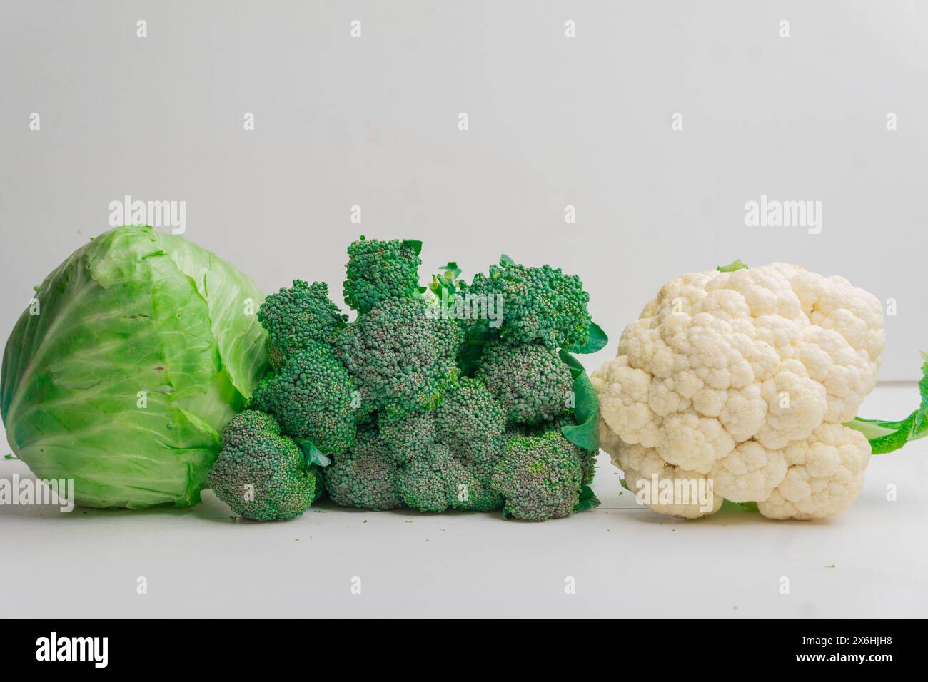 brocoli frais, chou-fleur et chou, fraîchement récoltés, cultivés de manière biologique, sur fond blanc Banque D'Images