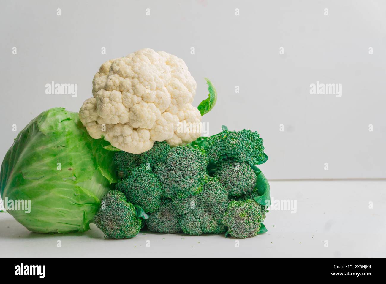 brocoli frais, chou-fleur et chou, fraîchement récoltés, cultivés de manière biologique, sur fond blanc Banque D'Images