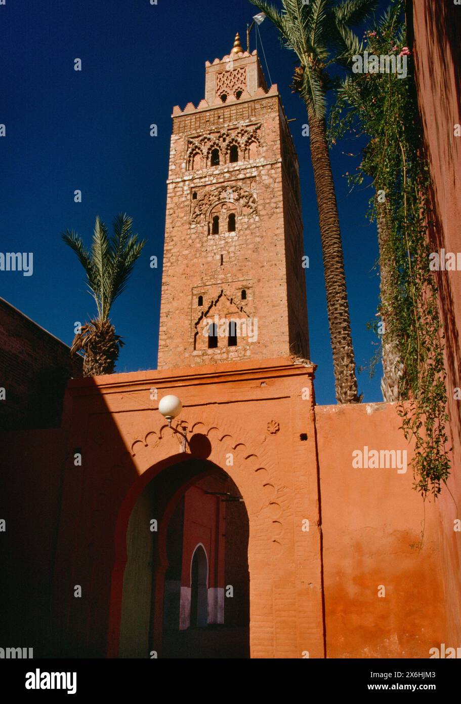 Le minaret de 77 m de haut de la mosquée de la Koutoubia sur le côté E de la place Abd el Moumen, Marrakech, Maroc, a commencé en 1158 par Almohade Sultan Abd el Mumene. Banque D'Images