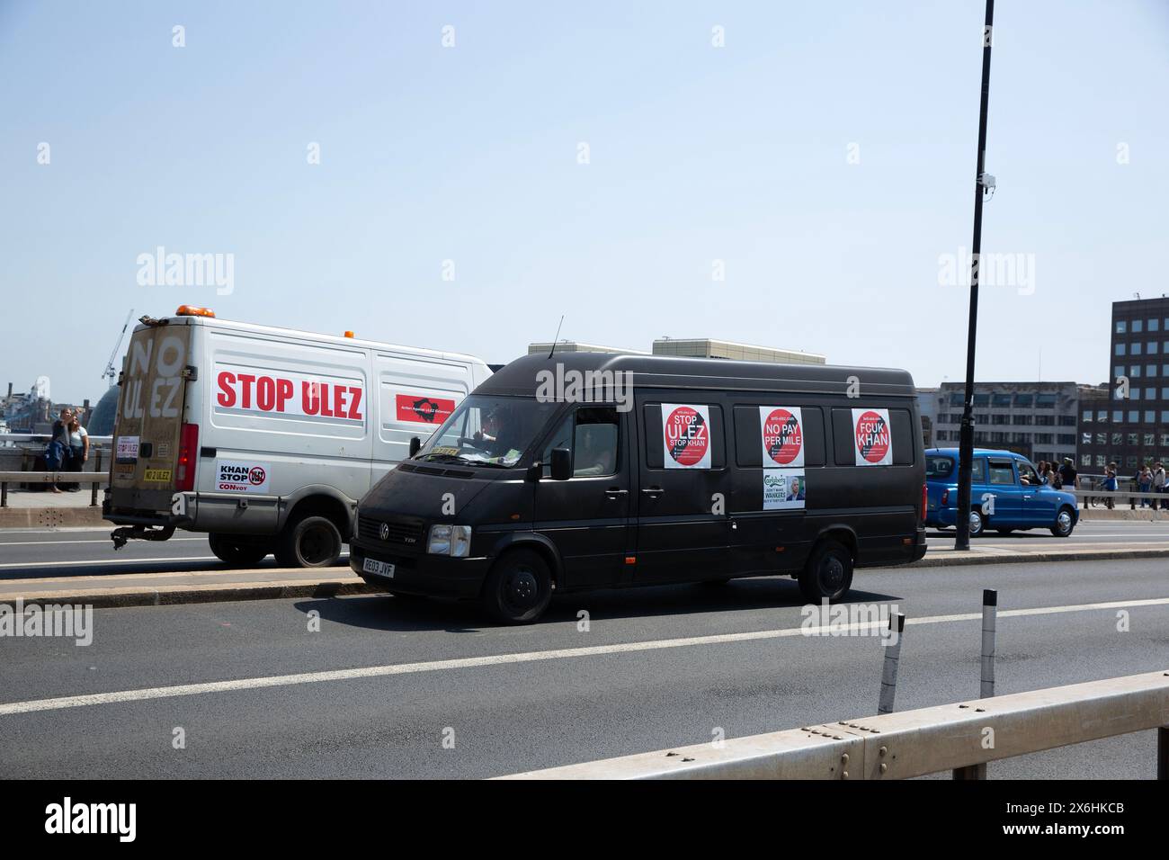 Les camionnettes avec des autocollants sont vues alors que les participants se rassemblent pour une démonstration d'expansion anti-ULEZ autour du London Bridge à Londres. Banque D'Images