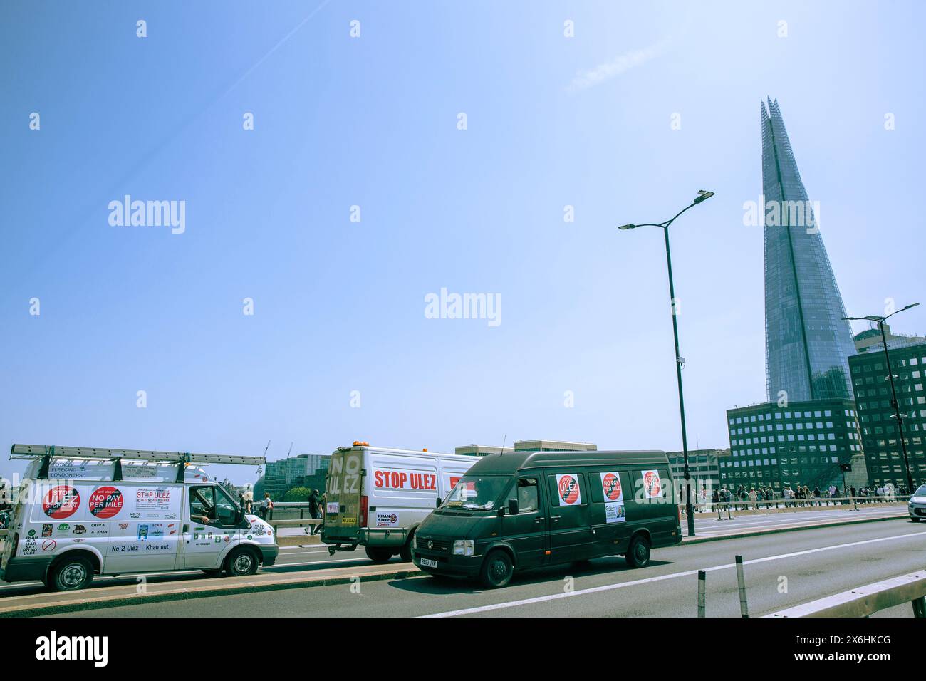 Les camionnettes avec des autocollants sont vues alors que les participants se rassemblent pour une démonstration d'expansion anti-ULEZ autour du London Bridge à Londres. Banque D'Images