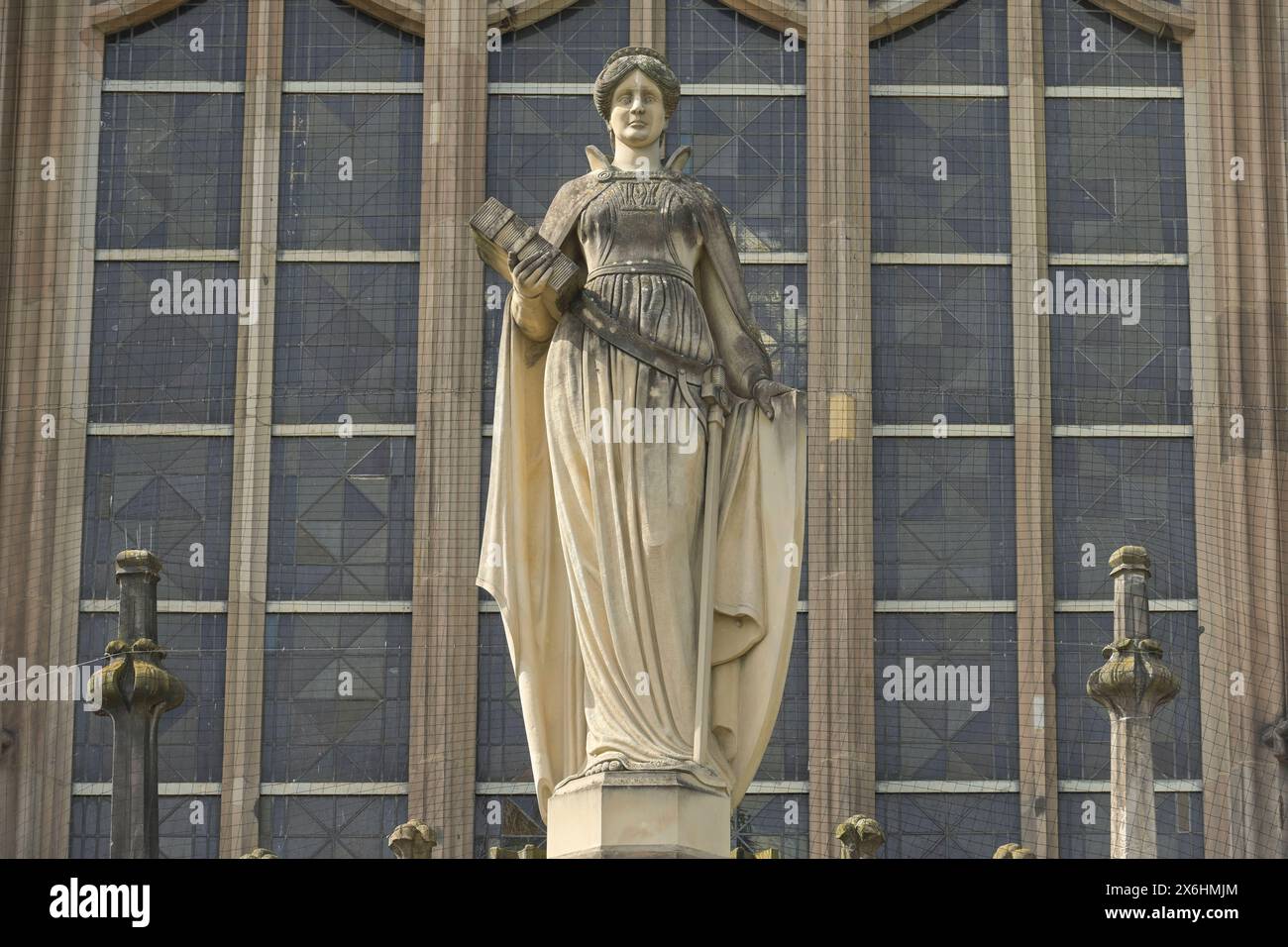 Justitia, Amtsgericht Wedding, Brunnenplatz, Gesundbrunnen, Mitte, Berlin, Deutschland *** Justitia, District court Wedding, Brunnenplatz, Gesundbrunnen, Mitte, Berlin, Allemagne Banque D'Images