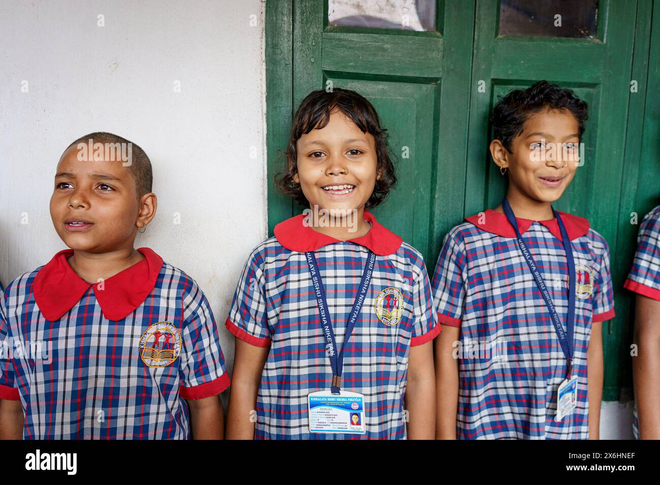 Kolkata, Inde - 20 octobre 2024 : enfants en uniforme priant et chantant l'hymne national pour la routine matinale de l'école indienne. Concept of Growth, ed Banque D'Images