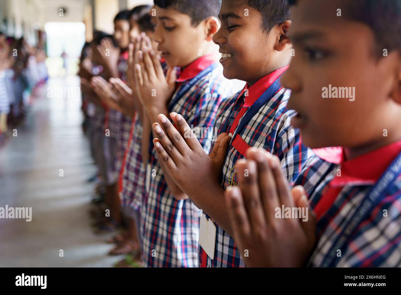 Kolkata, Inde - 20 octobre 2024 : enfants en uniforme souriant et chantant l'hymne national pour la routine matinale de l'école indienne. Concept of Growth, ed Banque D'Images