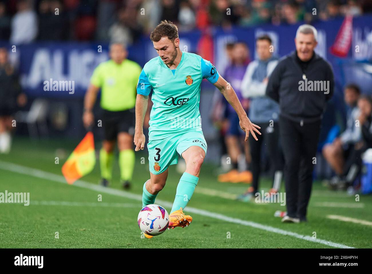 Antonio Latorre 'Lato' du RCD Mallorca avec le ballon lors du match LaLiga EA Sports entre CA Osasuna et RCD Mallorca au stade El Sadar en mai Banque D'Images