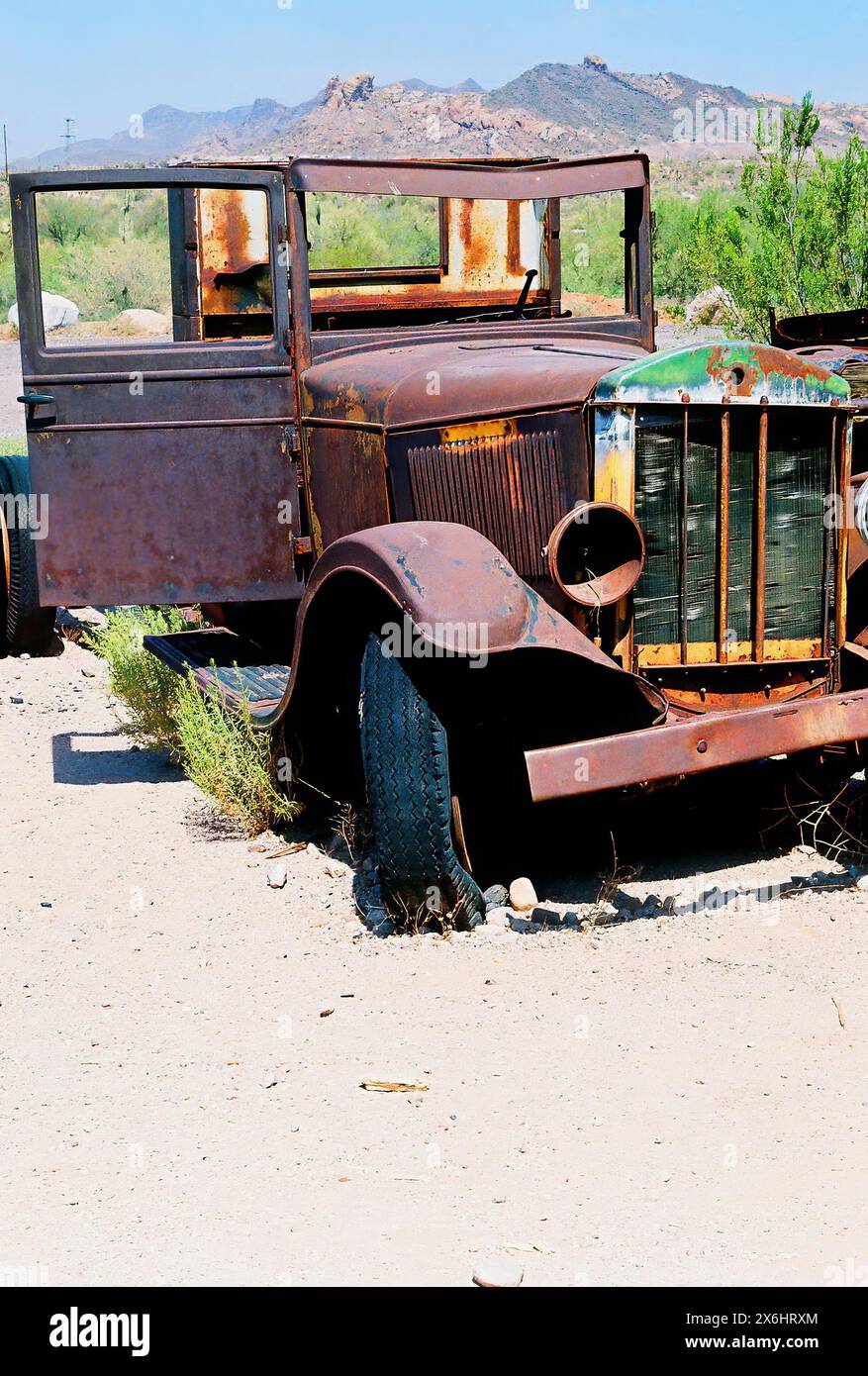 Image de film de vieux camion en panne et rouillé dans le désert Banque D'Images