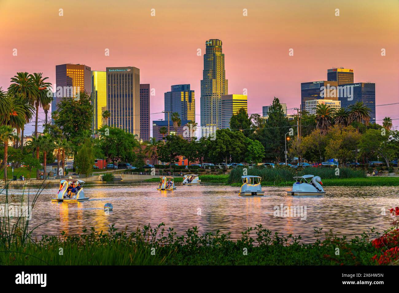 Horizon de Los Angeles au coucher du soleil depuis Echo Park avec pédalos sur le lac Banque D'Images