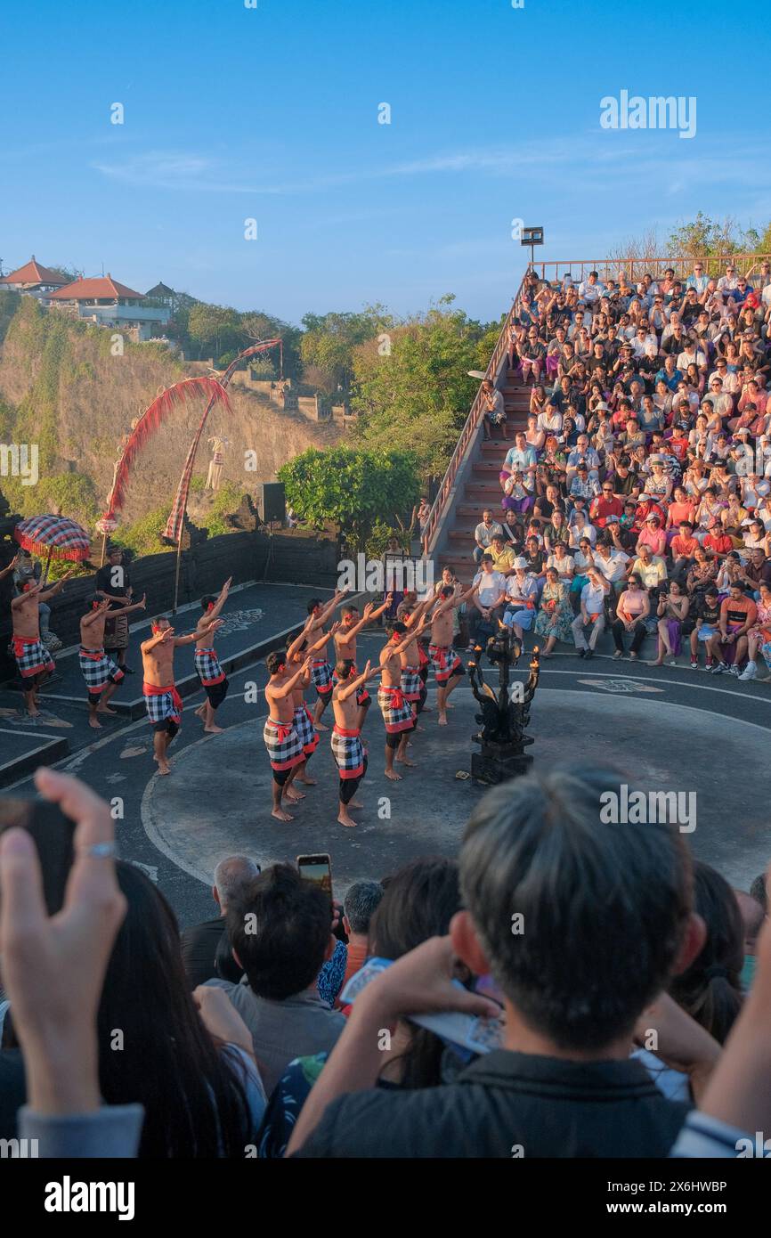 Les touristes regardent la danse traditionnelle balinaise Kecak au temple Uluwatu à Bali, Indonésie. Banque D'Images Les touristes regardent la danse traditionnelle balinaise Kecak au temple Uluwatu à Bali, Indonésie. Banque D'Images