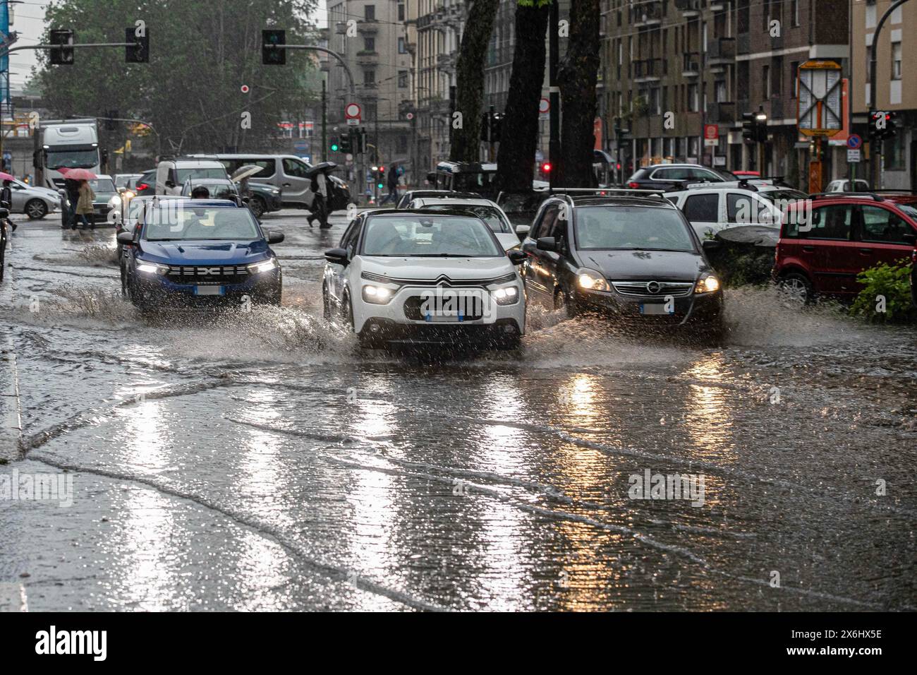 Milan, Italie. 15 mai 2024. Maltempo fuoriuscita Seveso in Viale Lunigiana incrocio via Melchiorre Gioia Milano, Italia - Cronaca Mercoledì, 15 Maggio, 2024. (Foto di Marco Ottico/Lapresse) mauvais temps Viale Lunigiana via Melchiorre Gioia Milan, Italie - Actualités mercredi 15 mai, 2024. (Photo de Marco Ottico/Lapresse) crédit : LaPresse/Alamy Live News Banque D'Images