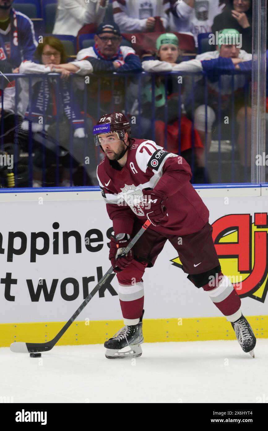 Roberts Bukarts, de Lettonie, en action lors du Championnat mondial de hockey sur glace 2024 de l’IIHF entre la Lettonie et la France à l’Ostravar Arena Ostrava. Score final ; Lettonie 3 : 2 France. Banque D'Images