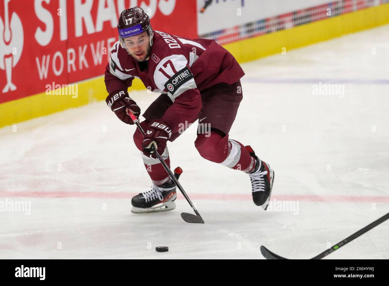 Martins Dzierkals, de Lettonie, en action lors du Championnat mondial de hockey sur glace 2024 de l’IIHF entre la Lettonie et la France à l’Ostravar Arena Ostrava. Score final ; Lettonie 3 : 2 France. Banque D'Images