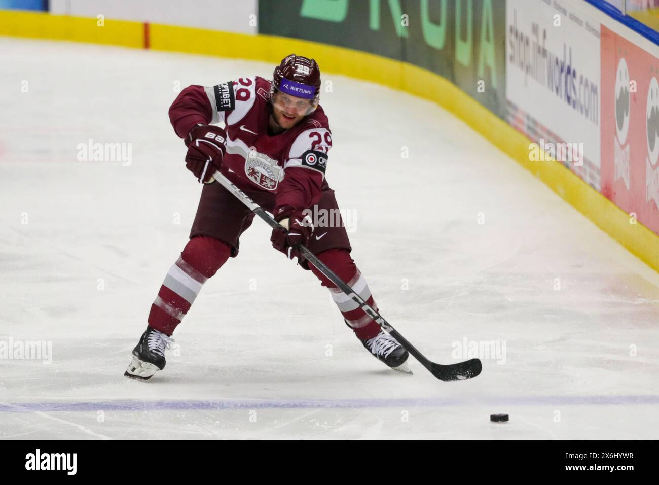 Ralfs Freibergs, de Lettonie, en action lors du Championnat mondial de hockey sur glace 2024 de l’IIHF entre la Lettonie et la France à l’Ostravar Arena Ostrava. Score final ; Lettonie 3 : 2 France. Banque D'Images