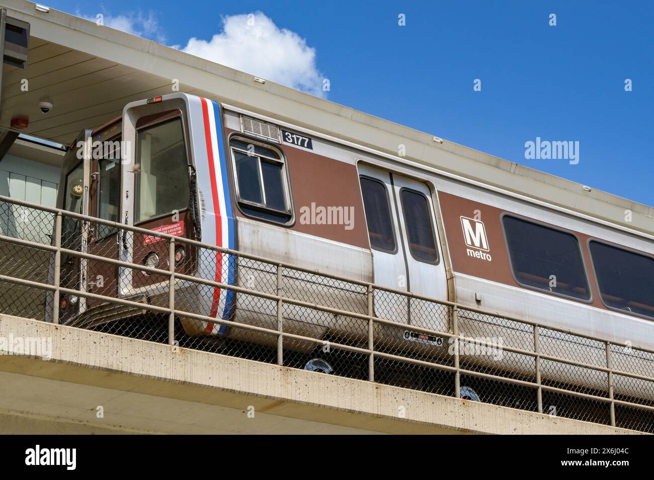 Alexandria, Virginie, États-Unis - 1er mai 2024 : train dans la station de métro de la ville Banque D'Images