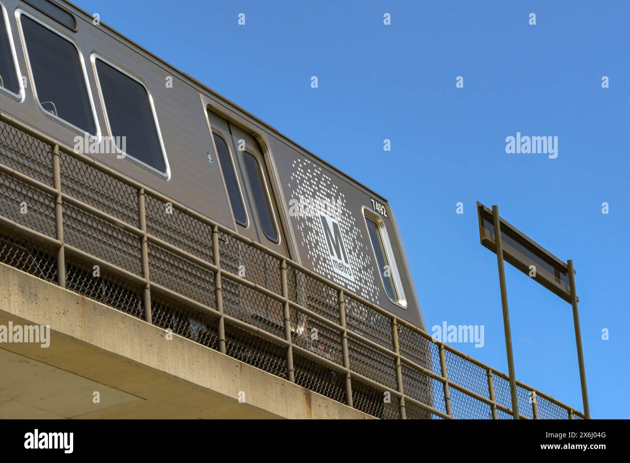 Alexandria, Virginie, États-Unis - 1er mai 2024 : train dans la station de métro de la ville Banque D'Images