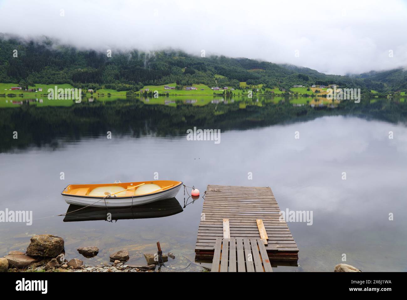 Paysage de lac à Oppheim, Norvège. Magnifique paysage d'Oppheimsvatnet dans le comté de Vestland. Banque D'Images