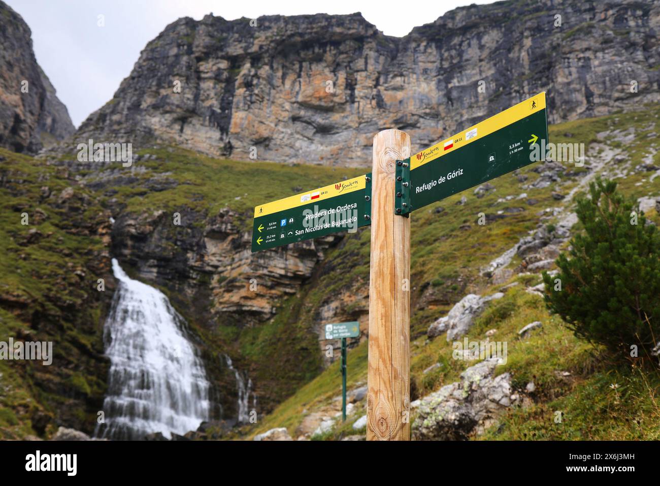 PYRÉNÉES, ESPAGNE - 25 SEPTEMBRE 2021 : panneaux de direction du sentier de randonnée à côté de la cascade nommée Cascada de la Cola de Caballo à Ordesa y Monte Perdido Nat Banque D'Images