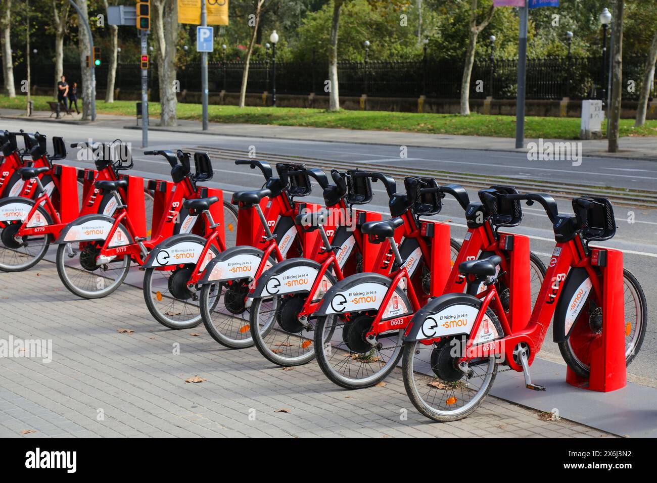 BARCELONE, ESPAGNE - 7 OCTOBRE 2021: Gare de location de vélos Bgiving à Barcelone, Espagne.Le populaire système de partage de vélo compte plus de 100,000 utilisateurs. Banque D'Images