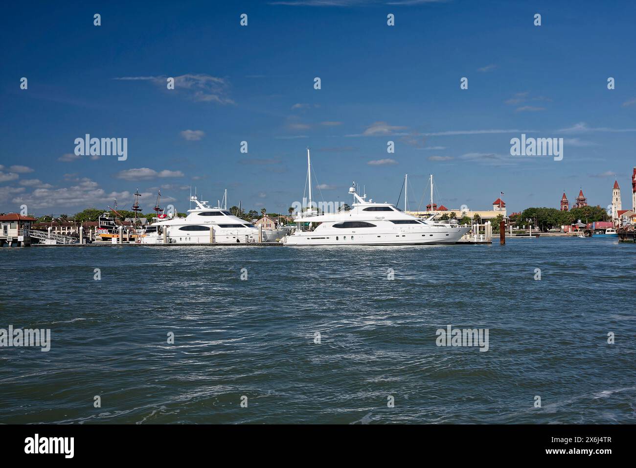 marina, grands yachts à moteur, amarré, canotage, ICW, Atlantic Intracoastal Waterway, Spring, Florida, selon Augustine, FL Banque D'Images