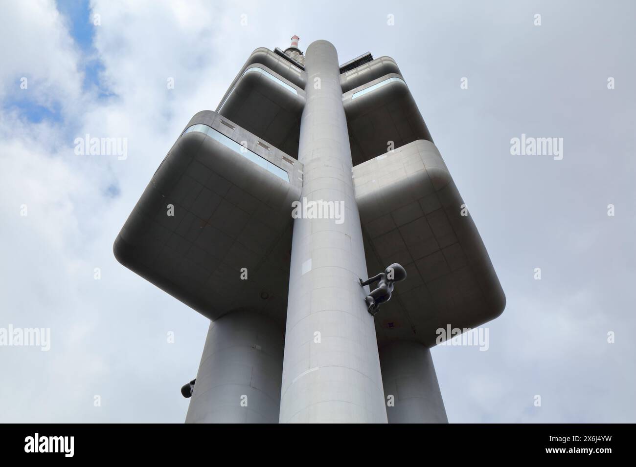 PRAGUE, RÉPUBLIQUE TCHÈQUE - 3 MAI 2024 : Tour de télévision Zizkov à Prague, République tchèque. La structure est un exemple de style d'architecture high-tech, Banque D'Images