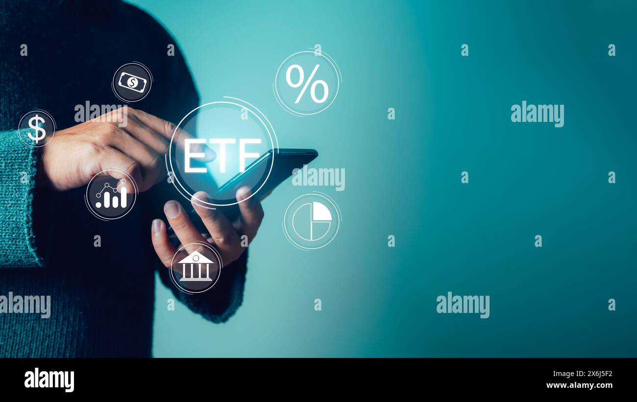 Man utilisez vos doigts touchez les icônes de ETF Exchange négocié fonds boursier trading concept financier d'investissement, opportunités d'investissement dans le plaisir mutuel Banque D'Images