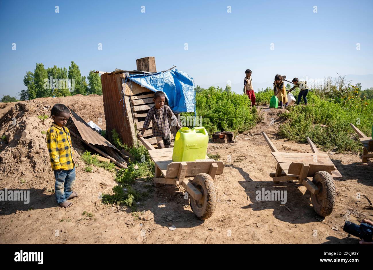 Budgam, Inde. 15 mai 2024. Les enfants du coin vus avec leur brouette en bois pendant une journée ensoleillée. (Photo par Idrees Abbas/SOPA images/SIPA USA) crédit : SIPA USA/Alamy Live News Banque D'Images