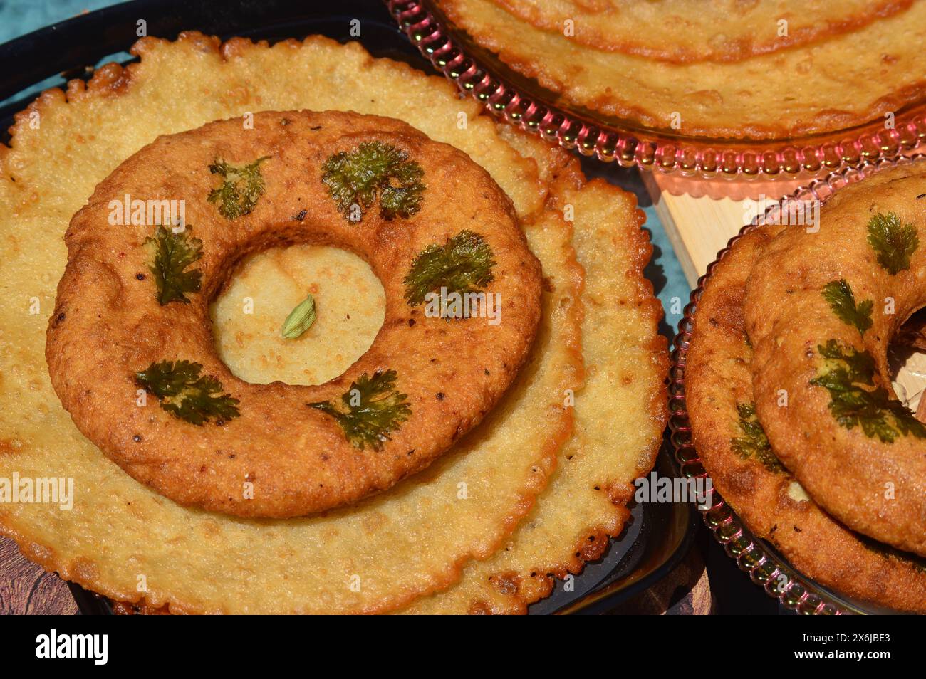 Image de babru bhalla, malpua plats de collation traditionnels de mandi himachal pradesh inde, marque des festivals. Banque D'Images