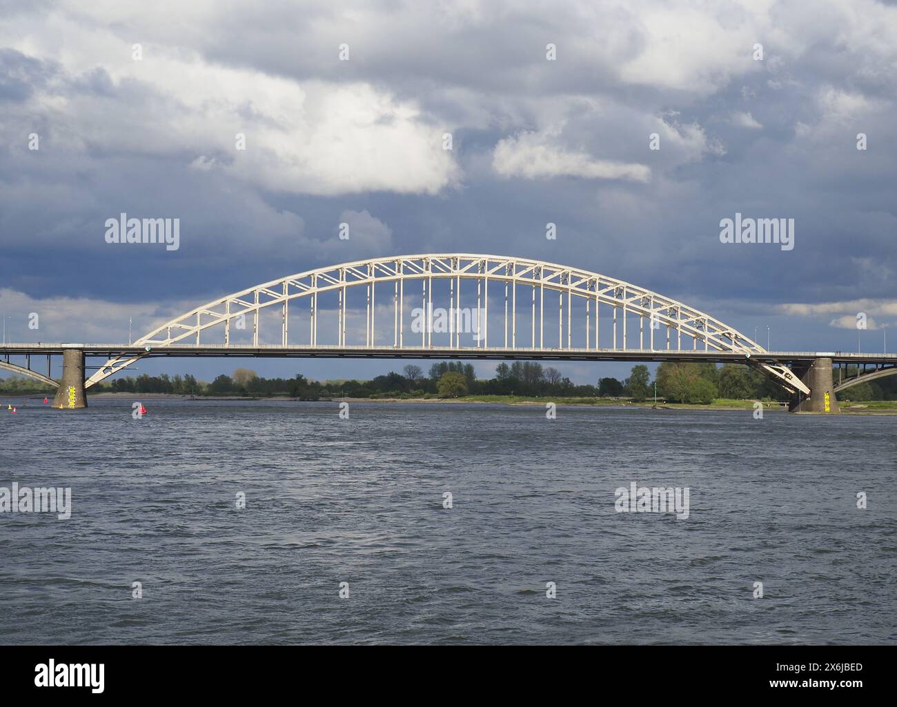 Amsterdam voies navigables commerciales sur la rivière Amstel Banque D'Images