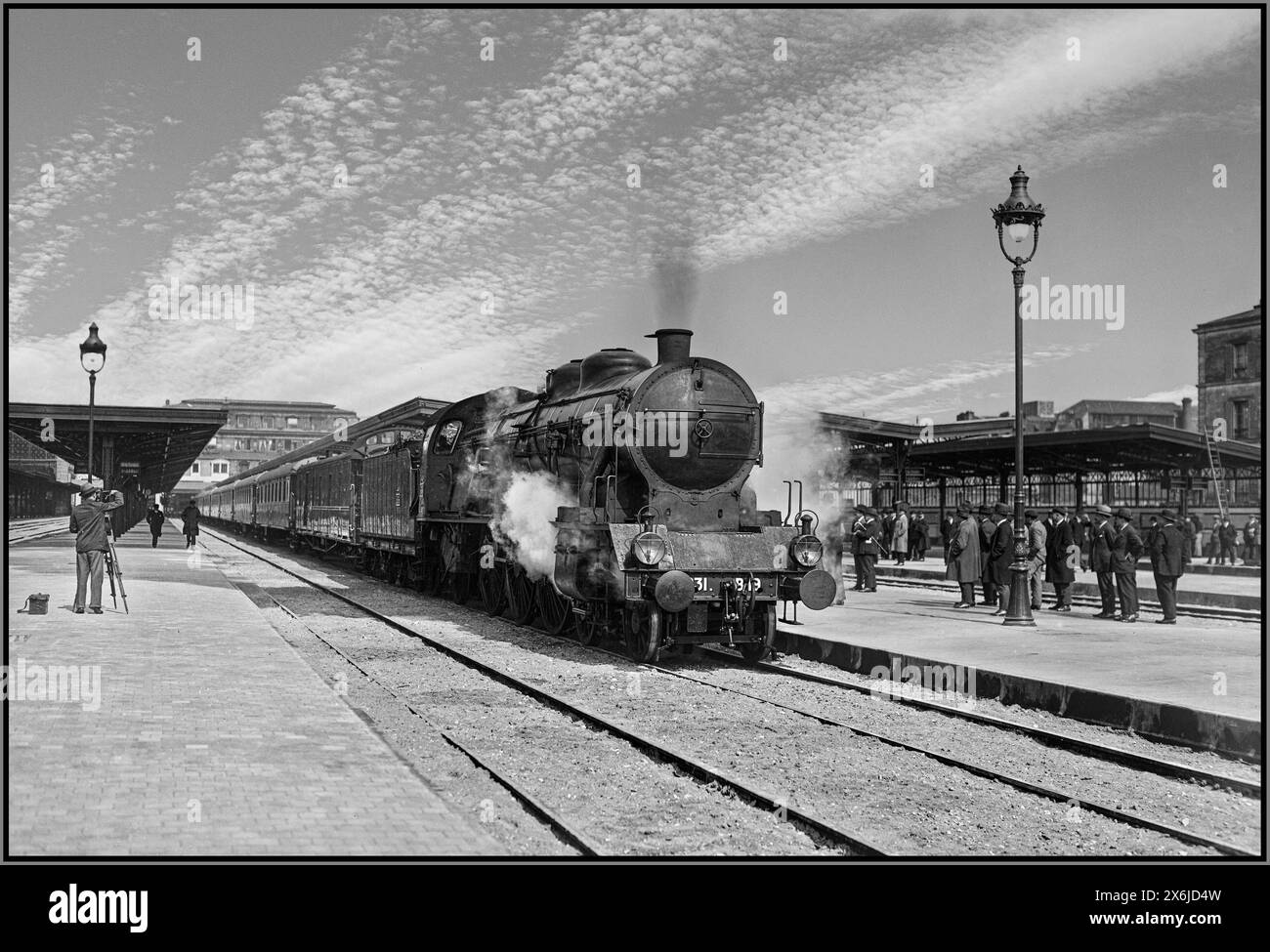 1927 Paris Vichy Steam train inaugural à la gare de Lyon, avec des dignitaires spectateurs et un photographe sur le quai France 14-5-1927 Banque D'Images