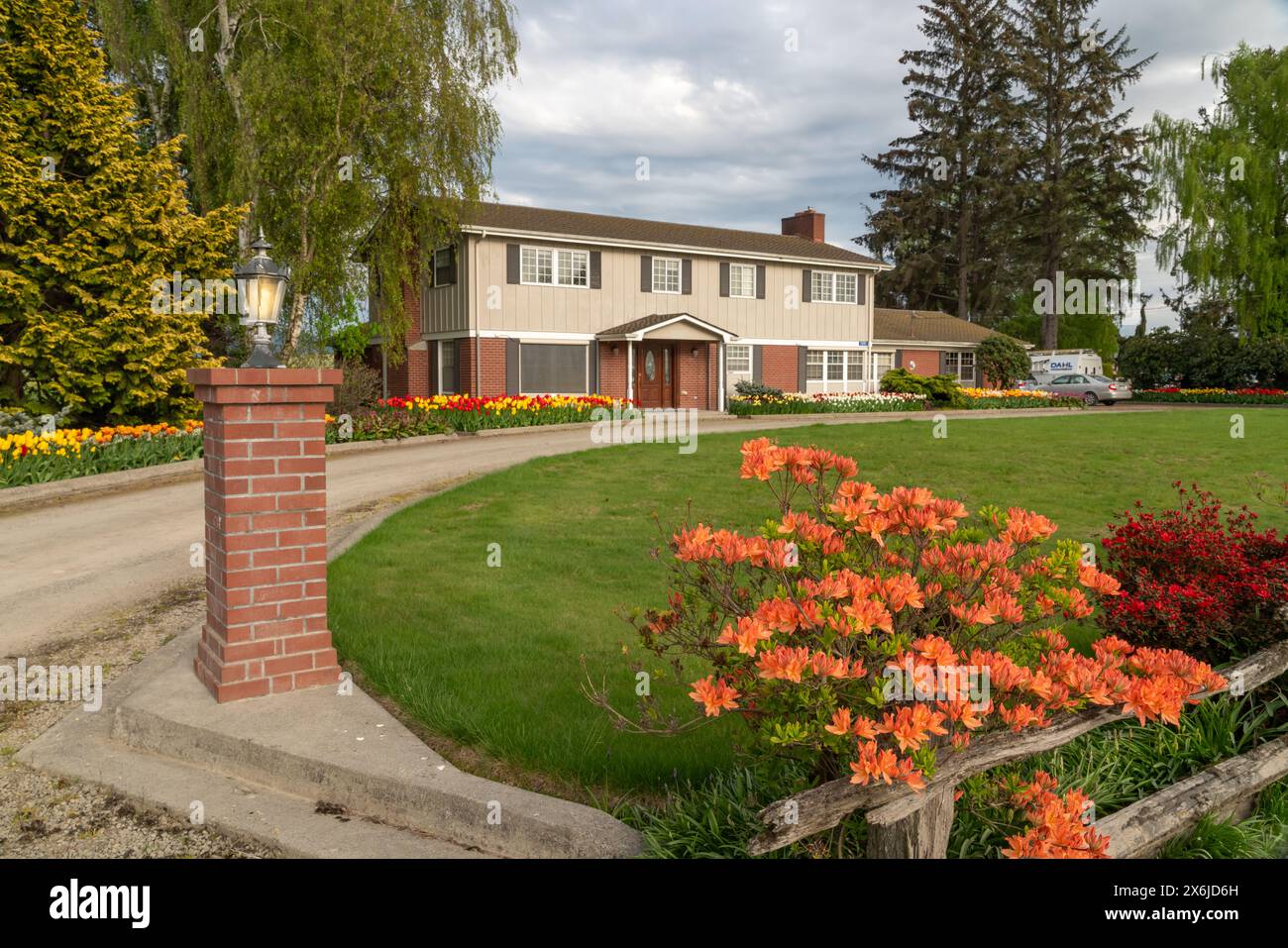 Une grande maison avec des plantations printanières dans la vallée de Skagit, Washington, États-Unis. Banque D'Images