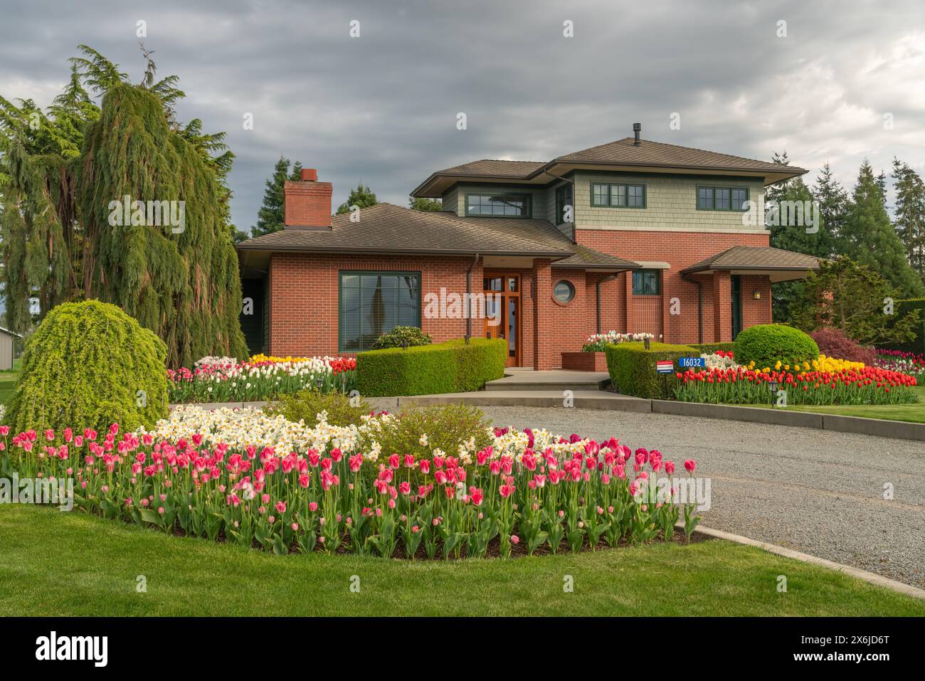 Une grande maison avec des plantations printanières dans la vallée de Skagit, Washington, États-Unis. Banque D'Images