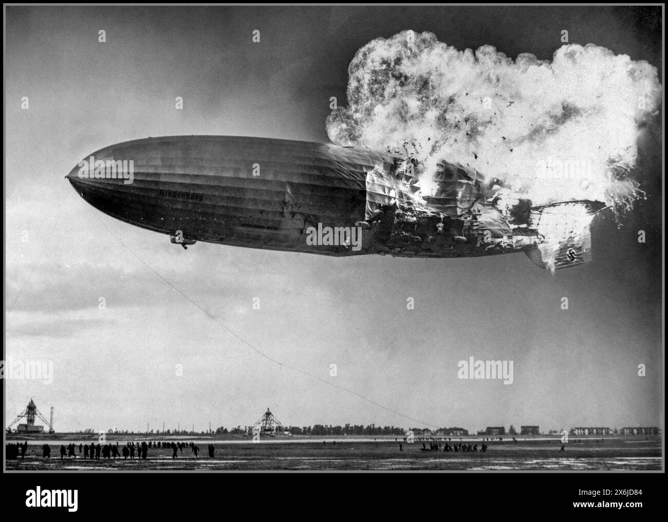 La catastrophe de Hindenburg Zeppelin est un accident de dirigeable survenu le 6 mai 1937 dans le canton de Manchester, New Jersey, États-Unis le LZ 129 Hindenburg (Luftschiff Zeppelin #129 ; immatriculation : d-LZ 129) était un dirigeable rigide commercial allemand transportant des passagers, le navire principal de la classe Hindenburg, la plus longue classe d'engin volant et le plus grand dirigeable par volume d'enveloppe, il a été conçu et construit par la société Zeppelin (Luftschiffbau Zeppelin GmbH) et a été exploité par la compagnie aérienne allemande Zeppelin (Deutsche Zeppelin-Reederei). Il a été nommé d'après le maréchal Paul von Hindenburg. Banque D'Images