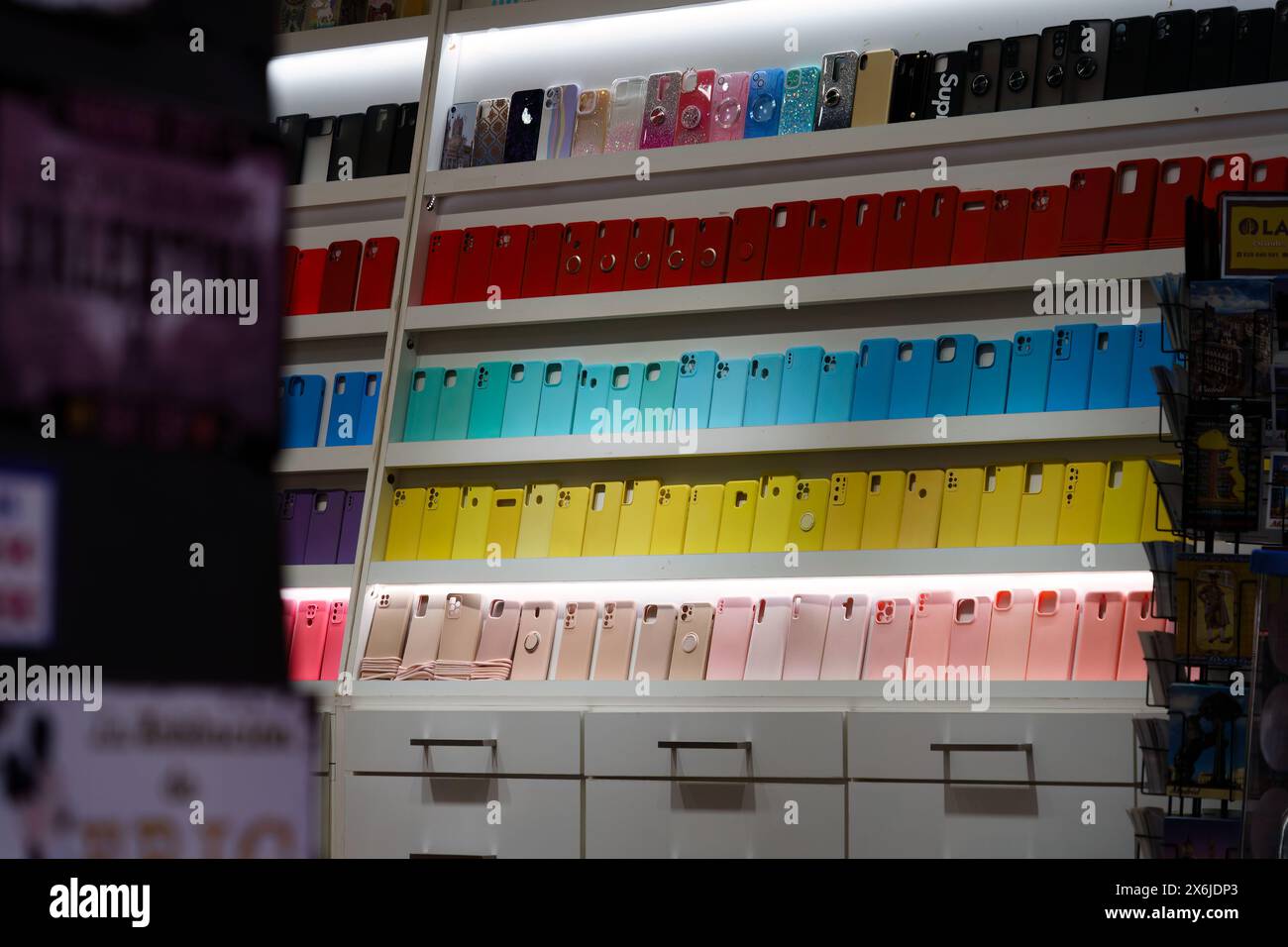 Madrid, Espagne. 11 février 2024 - étuis en silicone pour téléphones portables exposés sur les étagères d'un magasin. Banque D'Images