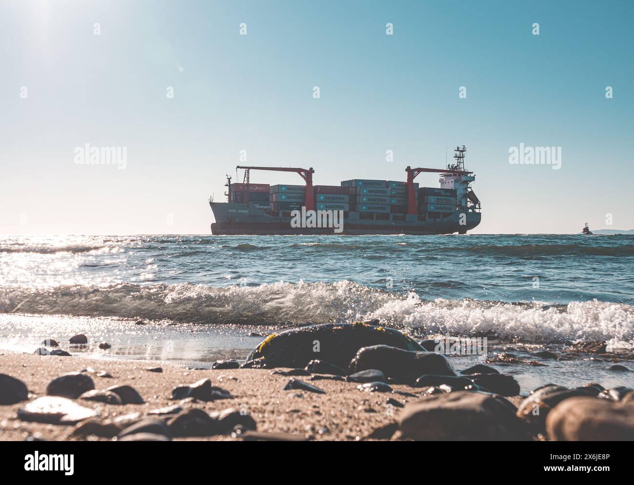 Nakhodka, Russie - 13 novembre 2021 : le cargo conteneur RISE SHINE s'échoue après une tempête. Banque D'Images