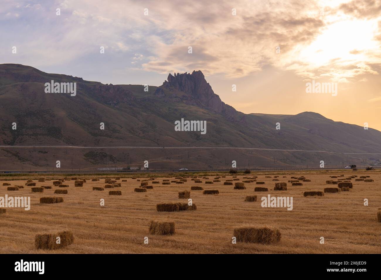 Montagne sacrée Beshbarmag au coucher du soleil. Bakou. Azerbaïdjan. Banque D'Images