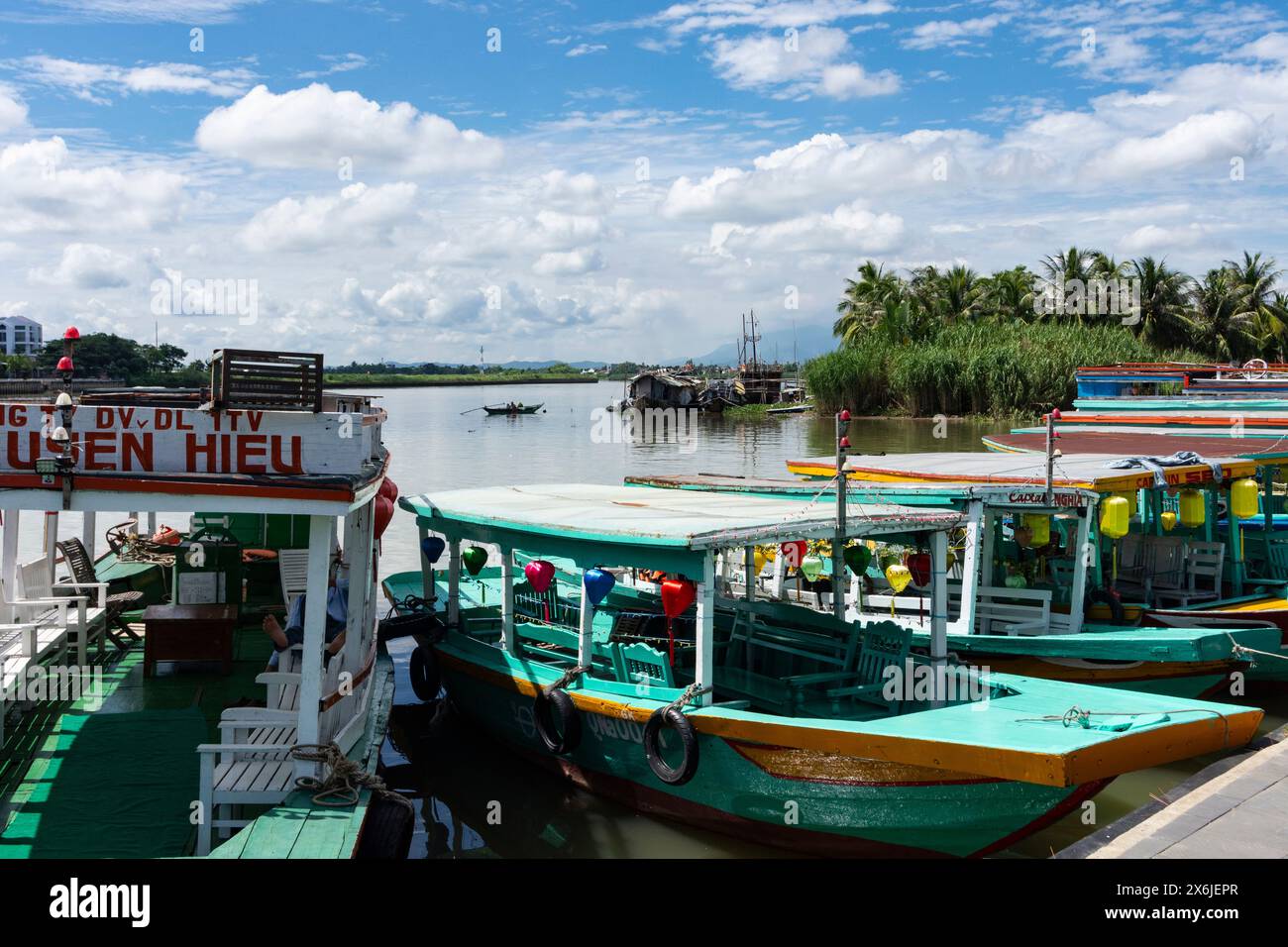 Bateaux de plaisance au service des touristes, principalement la nuit. Banque D'Images