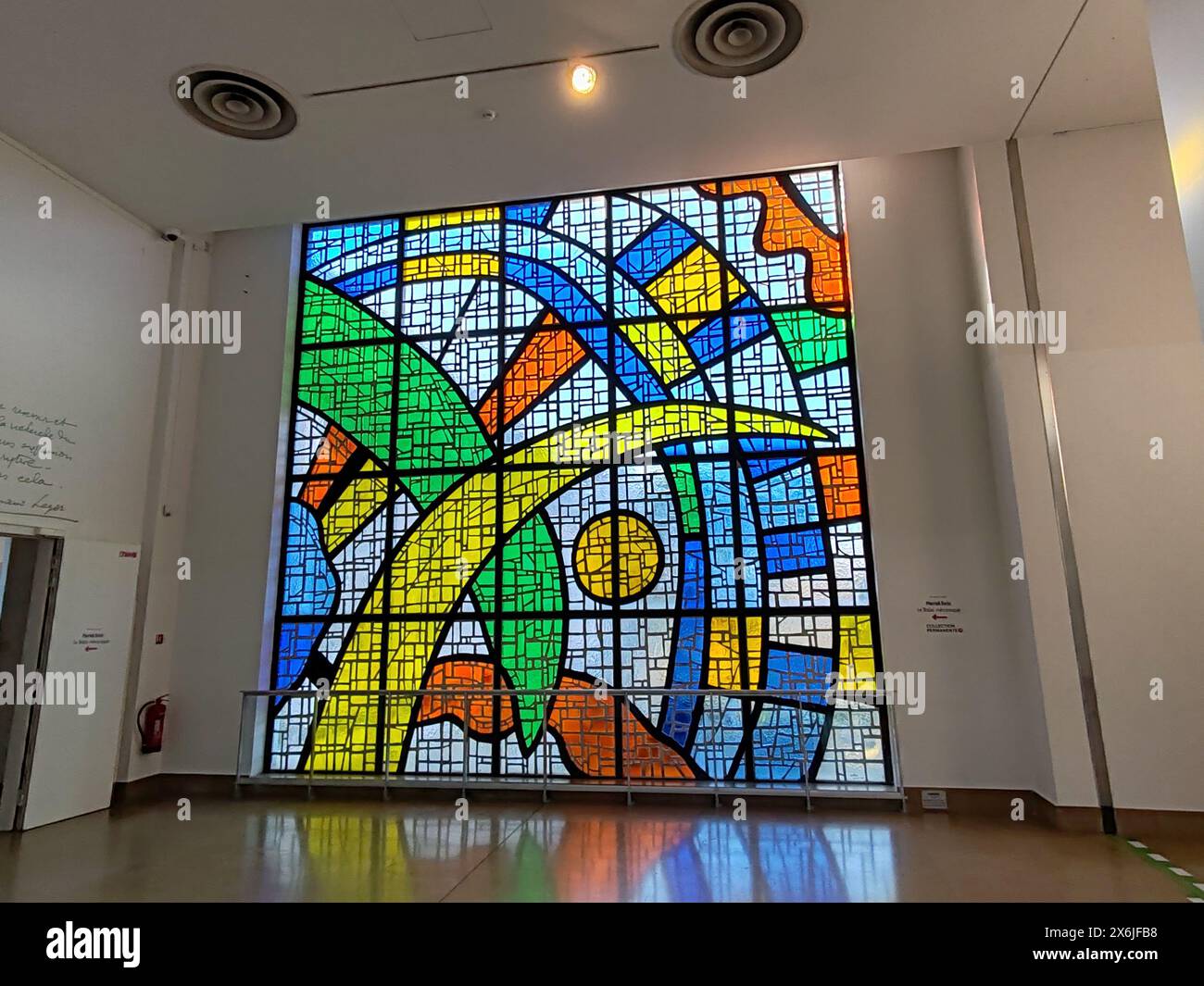 Biot, France - 4 décembre 2023 : Grand vitrail à l'intérieur du musée national Fernand léger à Biot Banque D'Images