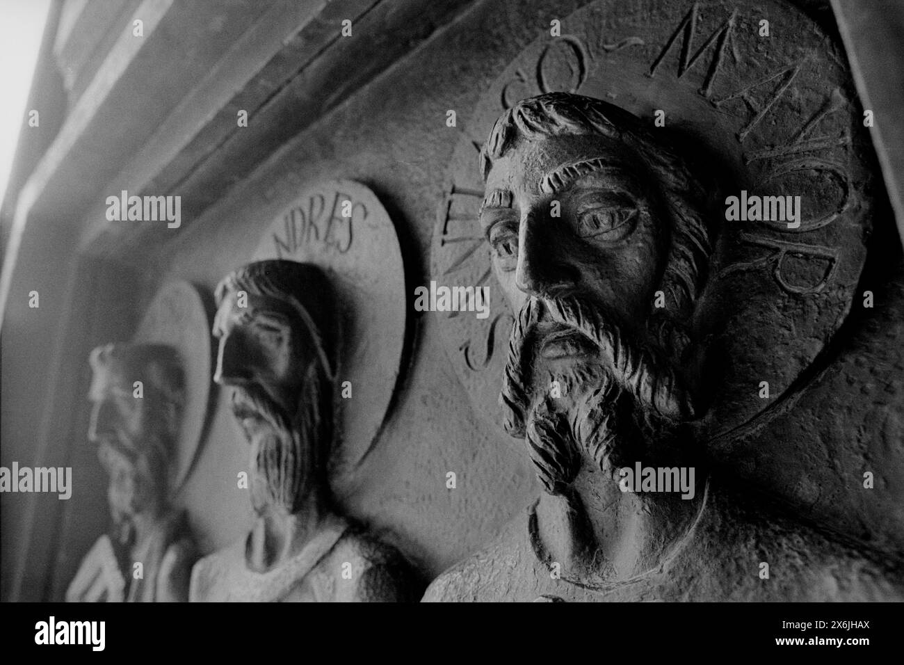 Espagne Vallée des morts Sierra de Guadarrama 1987 scannée 2024 la Vallée de Cuelgamuros (en espagnol : Valle de Cuelgamuros), anciennement connue sous le nom de Vallée des morts (en espagnol : Valle de los Caídos), est un monument situé dans la Sierra de Guadarrama, près de Madrid. La vallée contient une basilique catholique et un mémorial monumental dans la municipalité de San Lorenzo de El Escorial. Le dictateur Francisco Franco a ordonné la construction du site monumental en 1940 ; il a été construit de 1940 à 1958, et ouvert en 1959 Franco a déclaré que le monument était conçu comme un «acte national d'expiation» et de réconciliation. Banque D'Images